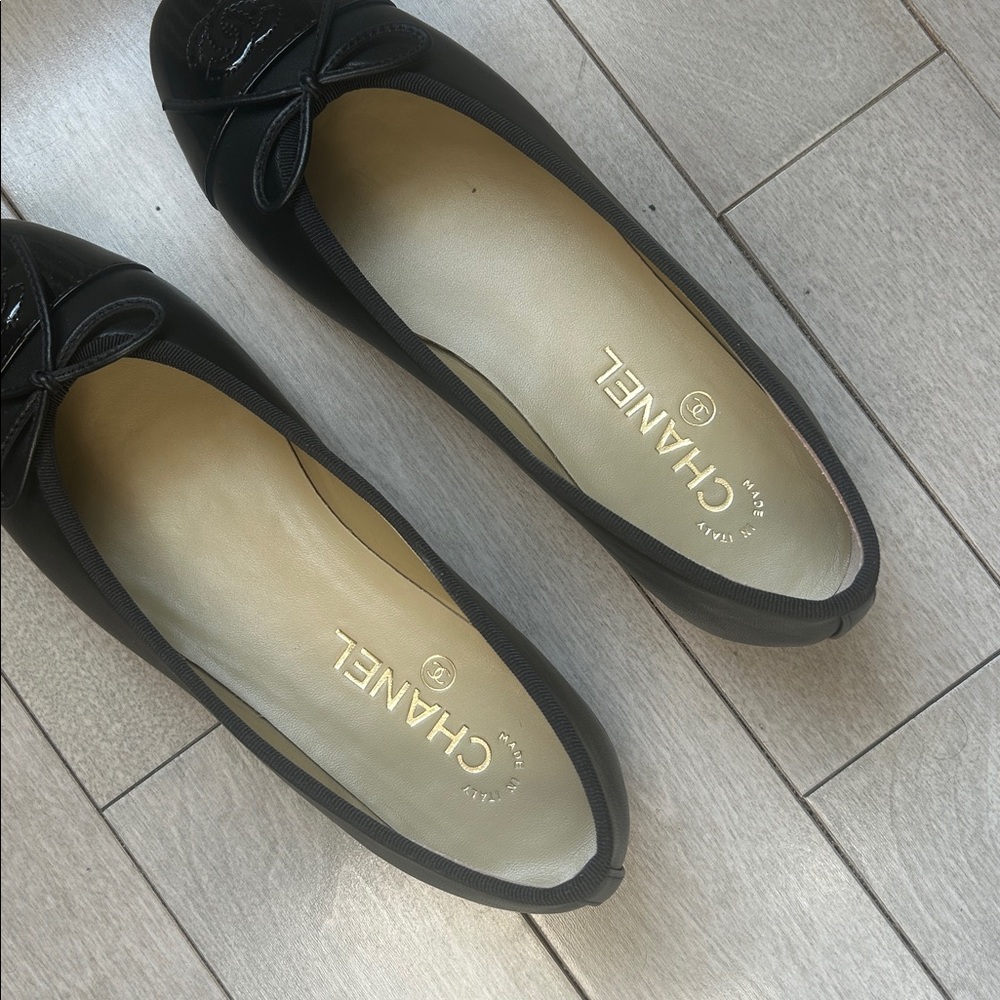 CHANEL Black Leather Cap-Toe Ballet Flats with CC Logo - Picture 8 of 12